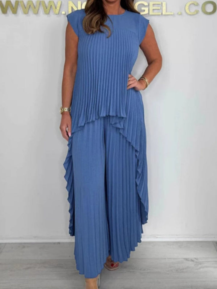 Crew neck top Pleated straight pants Two-piece suit