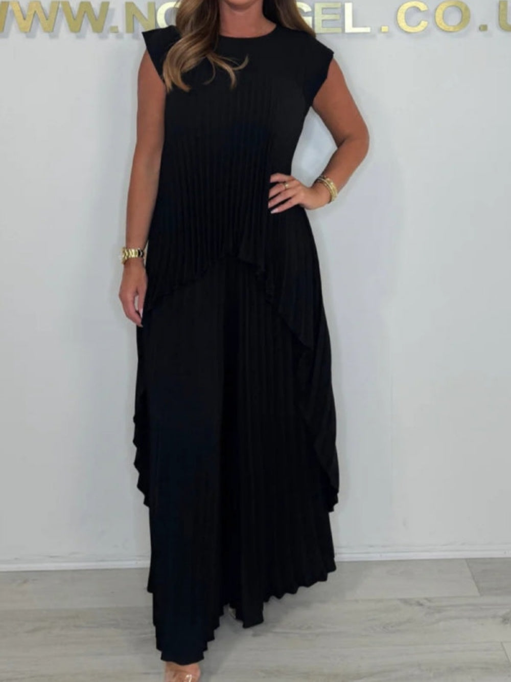 Crew neck top Pleated straight pants Two-piece suit